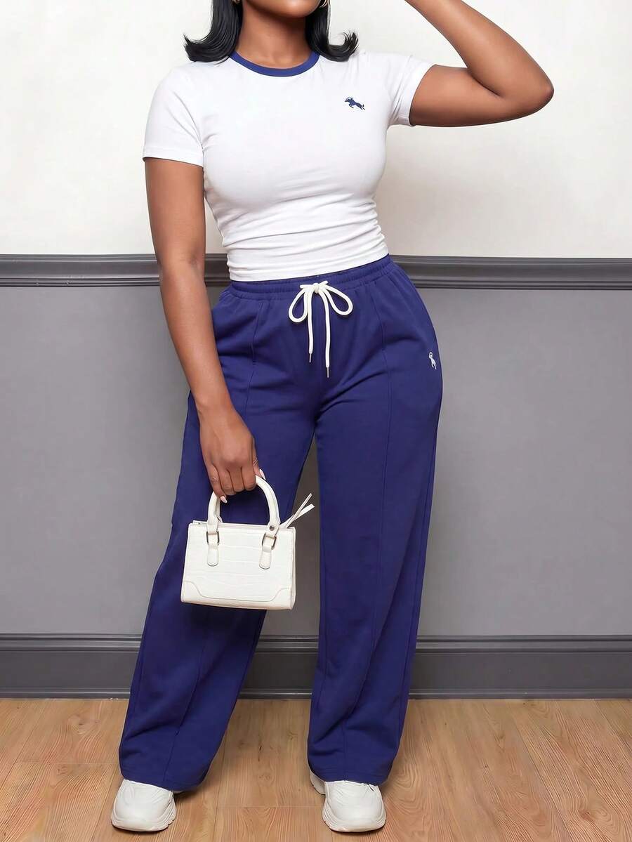 Slaydiva Conjunto casual de uso diario para mujer talla grande con top de manga corta con cuello redondo, ribete de contraste y estampado ecuestre, y pantalones largos con cintura con cordón