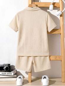 SHEIN 兒童青少年男孩休閒寬鬆版型正肩杏色純色紋理華夫格布料 Polo 短袖 T 恤與短褲 2 件套，適合通勤、上學、日常休閒、外出、運動，春夏季適用 - 杏色 - 查看 3