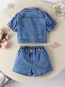 SHEIN 牛仔风女童夏季两件套。甜美可爱的度假风休闲学院风穿搭推荐。浅水洗牛仔蓝。泡泡袖设计可爱俏皮。袖口饰有粉色3D蝴蝶结，活泼甜美。短袖上衣配有小翻领。搭配牛仔短裙，腰部前侧的大号3D蝴蝶结设计吸睛。开衩下摆设计，松紧腰带，穿着舒适，勾勒优美身形。适合户外购物、约会、海滩度假、朋友聚会、返校穿搭。打造夏日甜心造型。 - 深色水洗藍 - 查看 2