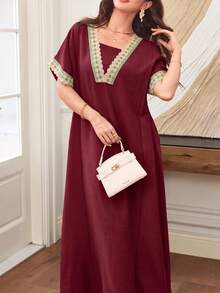Al Najma 純色V領刺繡蕾絲飾邊 2合1 寬鬆修身顯瘦喇叭裙 女款優雅清新綠色洋裝 - 酒紅色 - 查看 5