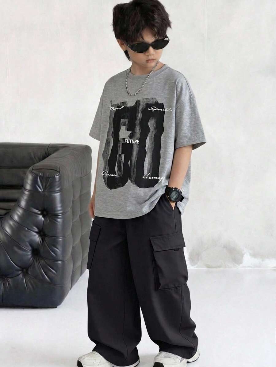 SHEIN Little Byeori 兒童青少年男孩夏季休閒字母印花T恤與工裝長褲套裝 - 灰色 - 查看 1