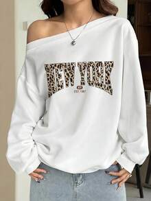 SHEIN EZwear 休閒秋冬復古豹紋紐約字母標語圖案白色寬鬆不對稱肩女款運動衫，秋季上衣，適合日常通勤、聚會、秋冬/夏季、聖誕節、新年、感恩節、派對、婚禮、海灘、畢業典禮、優雅、外出、約會、通勤、情人節、優雅、度假、Y2K、畢業 - 彩色 - 查看 1