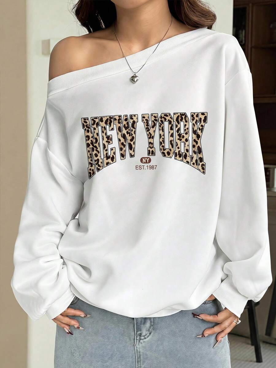 SHEIN EZwear 休閒秋冬復古豹紋紐約字母標語圖案白色寬鬆不對稱肩女款運動衫,秋季上衣,適合日常通勤、聚會、秋冬/夏季、聖誕節、新年、感恩節、派對、婚禮、海灘、畢業典禮、優雅、外出、約會、通勤、情人節、優雅、度假、Y2K、畢業 - 彩色 - 查看 1