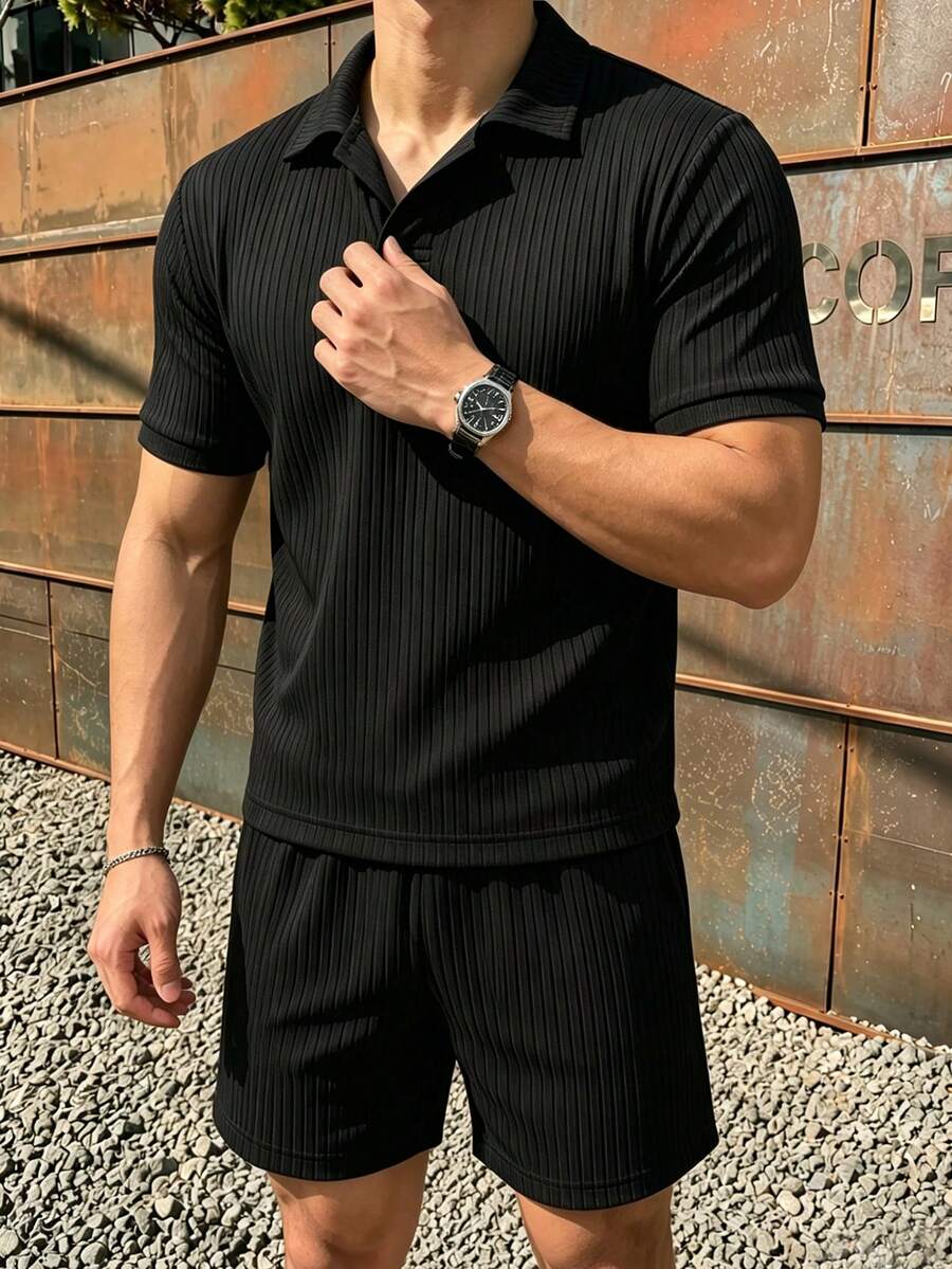 Manfinity Homme 男士紋理極簡短袖 Polo 衫與口袋短褲套裝 - 黑色 - 查看 1