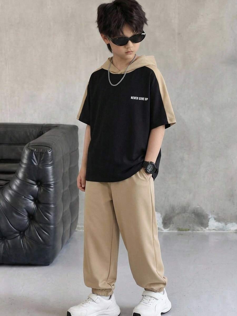 SHEIN 兒童青少年男孩休閒街頭時尚拼色拼接連帽短袖T恤上衣與卡其色長褲套裝,適合通勤、上學、日常休閒外出、運動,適用春、夏、秋季 - 卡其色 - 查看 1