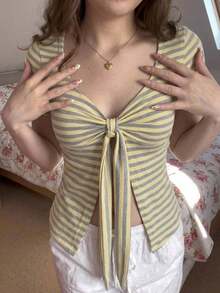 CovetEZ 女款條紋蝴蝶結裝飾T恤 - 芥末黃 - 查看 1