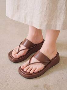 HighSole Damen minimalistische Riemen Design Plateau Slip-On Sandalen mit quadratischer Zehenform, braun, weich & bequem, rutschfest, geeignet für Lässig, Pendeln, Einkaufen, Strand, Urlaub, vielseitige Sommeroutfits - Braun - Übersicht 2