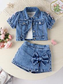 SHEIN 牛仔风女童夏季两件套。甜美可爱的度假风休闲学院风穿搭推荐。浅水洗牛仔蓝。泡泡袖设计可爱俏皮。袖口饰有粉色3D蝴蝶结，活泼甜美。短袖上衣配有小翻领。搭配牛仔短裙，腰部前侧的大号3D蝴蝶结设计吸睛。开衩下摆设计，松紧腰带，穿着舒适，勾勒优美身形。适合户外购物、约会、海滩度假、朋友聚会、返校穿搭。打造夏日甜心造型。 - 深色水洗藍 - 查看 1