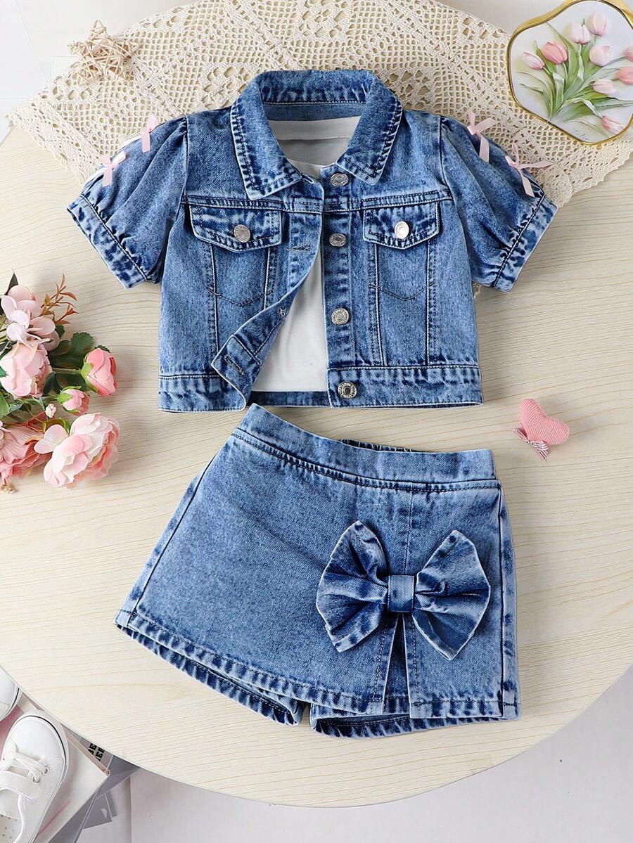 SHEIN 牛仔风女童夏季两件套。甜美可爱的度假风休闲学院风穿搭推荐。浅水洗牛仔蓝。泡泡袖设计可爱俏皮。袖口饰有粉色3D蝴蝶结,活泼甜美。短袖上衣配有小翻领。搭配牛仔短裙,腰部前侧的大号3D蝴蝶结设计吸睛。开衩下摆设计,松紧腰带,穿着舒适,勾勒优美身形。适合户外购物、约会、海滩度假、朋友聚会、返校穿搭。打造夏日甜心造型。 - 深色水洗藍 - 查看 1