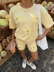 青少年女孩可愛花卉印花Y2K街頭風返校T恤，度假休閒花卉針織圓領套頭上衣搭配彈性腰緊身單車短褲套裝 - 彩色 - 查看 2