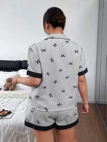 Napfluff CURVE Napfluff CURVE 灰色條紋蝴蝶結印花拼色大尺碼女款開襟翻領短袖短褲休閒睡衣套裝 - 灰色 - 查看 2