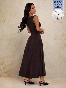 SHEIN PETITE Vestido casual diario para mujer de estilo minimalista, unicolor, sin mangas, con cintura plisada y bajo acampanado, vestido marrón chocolate de verano para cumpleaños, vestido largo marrón, vestido elegante marrón, vestido marrón para invitada de boda, vestido marrón, vestido de noche marrón, vestido marrón para mujer - Marrón - Ver 2