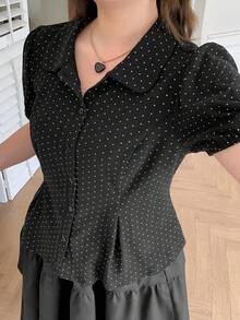 Dazy Plus 韓系時尚波點滿版印花短袖 Polo 衫，黑色大尺碼女款春夏季 T-shirt 可愛上衣 - 黑色 - 查看 2