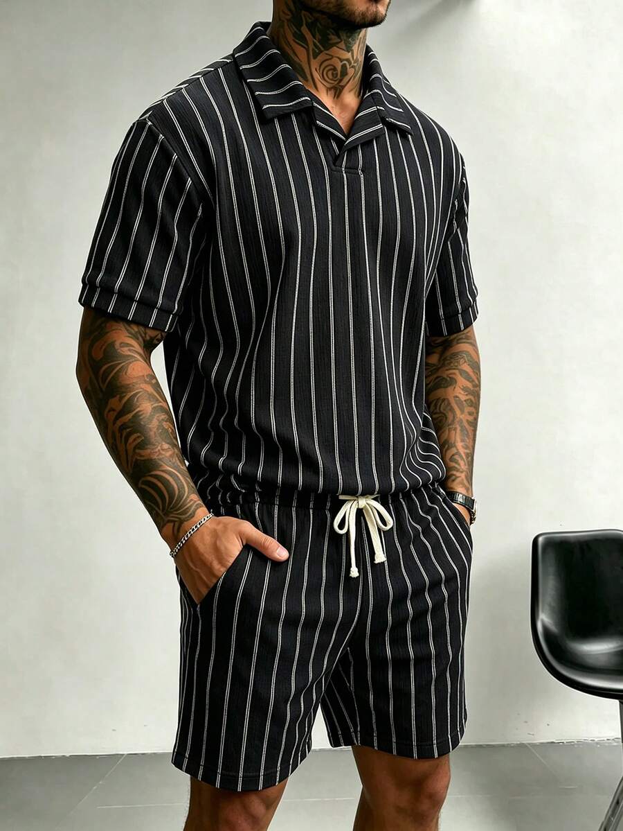 Manfinity Homme 男士條紋拼色短袖 Polo 衫與抽繩腰短褲套裝 - 黑色 - 查看 1