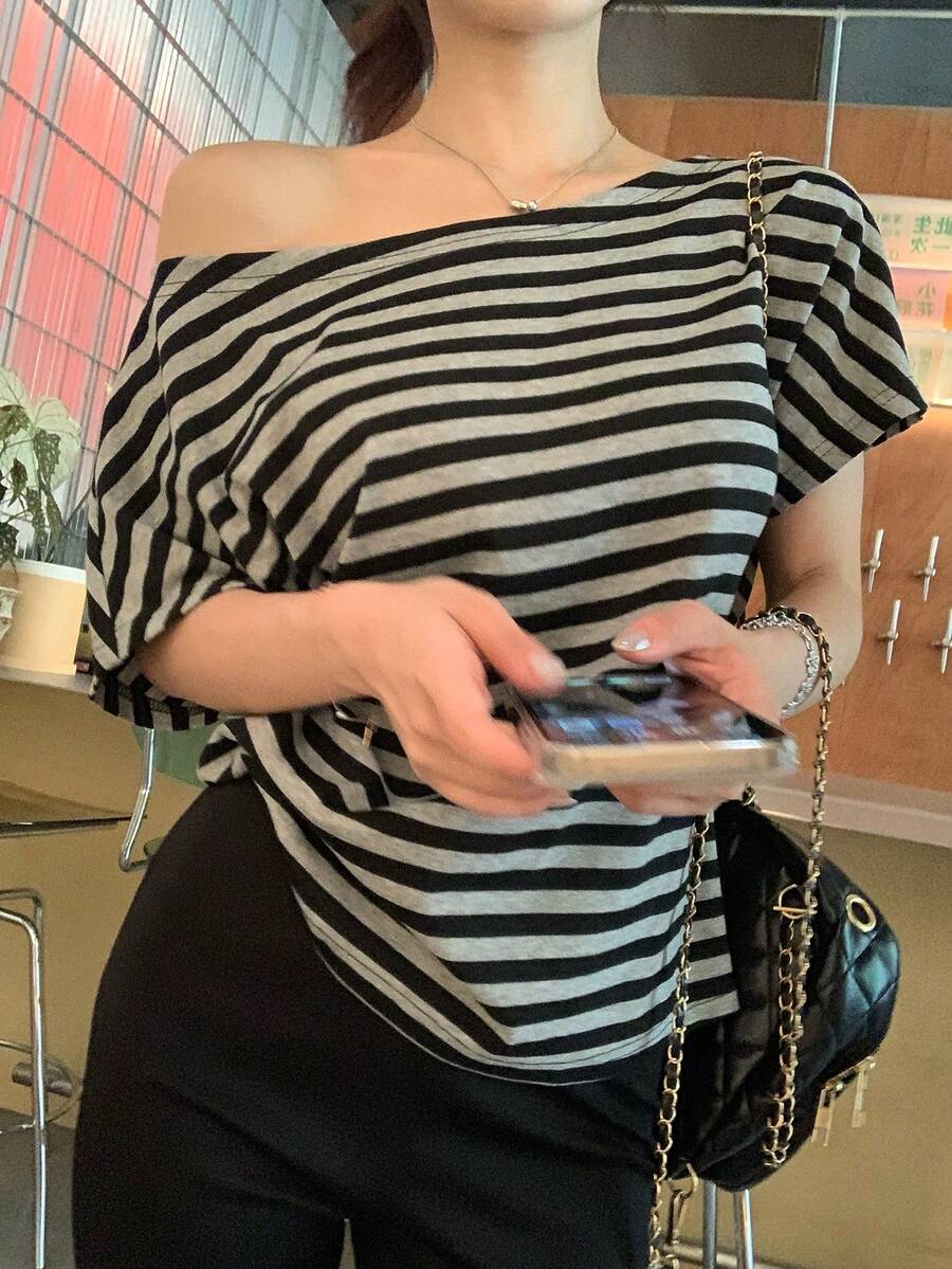 DAZY 女款條紋不對稱領蝙蝠袖短袖T恤 外出上衣 - 灰色 - 查看 1