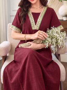 Al Najma 純色V領刺繡蕾絲飾邊 2合1 寬鬆修身顯瘦喇叭裙 女款優雅清新綠色洋裝 - 酒紅色 - 查看 3