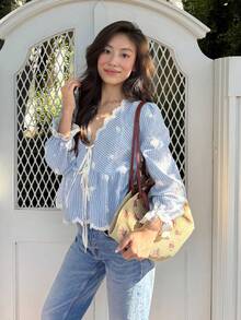 Serisse 女款休閒可愛優雅藍白條紋V領前綁帶長袖荷葉邊下擺襯衫，蕾絲扇形飾邊，秋季浪漫早午餐度假風 - 彩色 - 查看 4