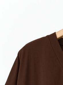 SHEIN LUNE 綠色大尺碼女款夏季V領口袋棉質T恤上衣 - 咖啡棕 - 查看 5