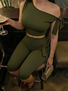 SHEIN SXY 两件套橄榄绿纯色性感复古休闲高弹力不对称系带露脐上衣和紧身七分裤 - 軍綠色 - 查看 1