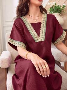 Al Najma 純色V領刺繡蕾絲飾邊 2合1 寬鬆修身顯瘦喇叭裙 女款優雅清新綠色洋裝 - 酒紅色 - 查看 1