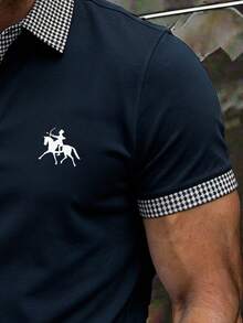 Manfinity Dauomo 夏季戶外上衣 男款修身 POLO 衫 經典黑白格紋對比海軍藍圖案 騎士小馬印花設計 商務休閒上衣 舒適面料 適合所有年齡 戶外穿著 - 彩色 - 查看 3