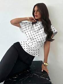 Firerie Blus Polkadot Putih dan Hitam, Musim Panas, Elegan, Kerah Berkerut, Lengan Asimetris, Pinggang Berkerut Samping, Gaya Liburan Riviera Prancis Vintage - Putih - View 3