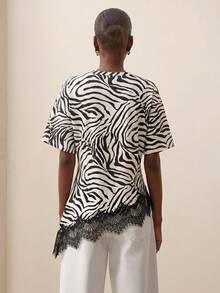 Briarwyn Atasan Wanita Motif Zebra dengan Patchwork Renda dan Hem Asimetris - MultiWarna - View 2