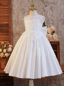 SHEIN Glamorique Kids 幼女白色蕾絲貼花緞面禮服，深V露背大蝴蝶結設計，適合婚禮花童、洗禮、冬季穿著 - 白色 - 查看 3