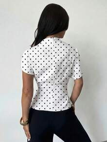 Firerie Blus Polkadot Putih dan Hitam, Musim Panas, Elegan, Kerah Berkerut, Lengan Asimetris, Pinggang Berkerut Samping, Gaya Liburan Riviera Prancis Vintage - Putih - View 2