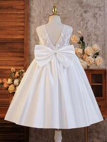 SHEIN Glamorique Kids 幼女白色蕾絲貼花緞面禮服，深V露背大蝴蝶結設計，適合婚禮花童、洗禮、冬季穿著 - 白色 - 查看 2