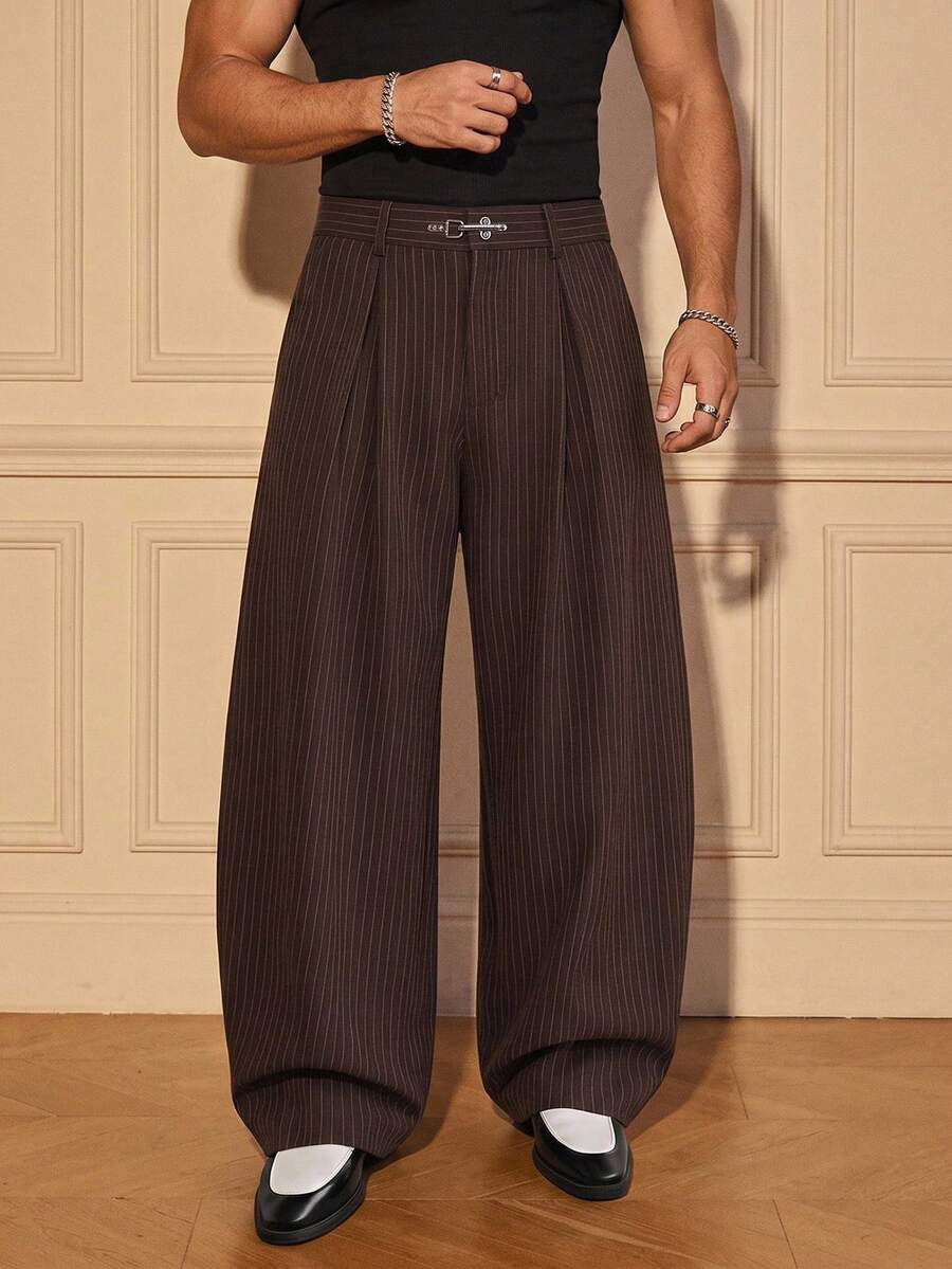 SIGLOCORE Pantalones largos holgados para hombre con hebilla de metal, rayas, bloques de color, pliegues y bolsillos - Marrón - Ver 1