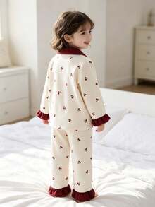 SHEIN 甜美風櫻桃與蝴蝶結組合印花女童幼兒長袖開襟衫與長褲2件套休閒舒適居家服 - 彩色 - 查看 2