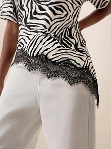 Briarwyn Atasan Wanita Motif Zebra dengan Patchwork Renda dan Hem Asimetris - MultiWarna - View 3