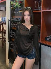 DAZY 女款透視圓領鈕扣不對稱門襟寬鬆休閒罩衫上衣，春季百搭T恤秋季 - 黑色 - 查看 4