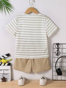 SHEIN Playful Pals 2件組男孩時尚豆綠色T恤與豆綠色短褲套裝，柔軟舒適面料，易穿著，適合夏季、外出、學校、旅行及各種場合，男孩時尚休閒T恤短褲套裝 - 卡其色 - 查看 2