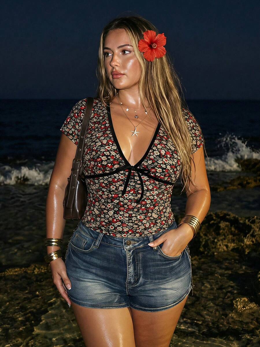 SHEIN ICON 大尺碼女款碎花前綁帶短袖修身T恤,度假穿搭 - 彩色 - 查看 1