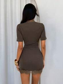 Aloruh Vestido Mini Feminino de Verão, Cor Café, Elegante, Sexy e Romântico, para Encontros, Uso Diário e Street Fashion, Moderno, com Recortes Vazados, Renda, Patchwork, Brilhante, em Seda Gelada, Manga Curta - Café - Visão 2