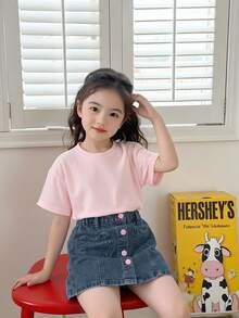 SHEIN Vintaside Kids 女童牛仔裙，夏季新品。可爱的心形口袋，粉色纽扣，时尚可爱，休闲百搭，轻松搭配，适合度假、派对、外出等场合。多种风格，满足不同女孩的需求。 - 中等水洗藍 - 查看 5
