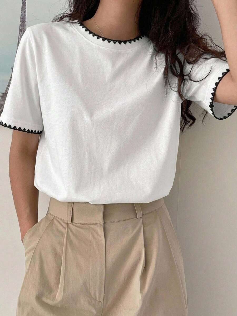 DAZY 女款貝殼刺繡對比色短袖T恤,適合日常穿著 - 白色 - 查看 1