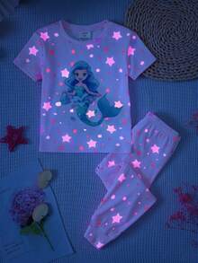 SHEIN 女童夢幻美人魚星光圖案印花 UV 光感螢光發光 甜美可愛風 針織彈性布料 舒適柔軟圓領短袖長褲緊身睡衣套裝 2件組 - 粉色 - 查看 5