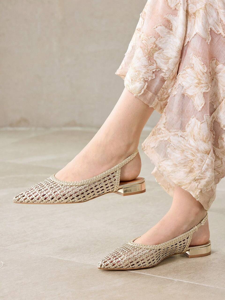 LADIES' NEW EUROPEAN AND AMERICAN FASHION WOVEN HOLLOW POINTED BACK WITH FLAT SANDALS, VERSATILE, CASUAL, COMFORTABLE AND ELEGANT HOLIDAY STYLE