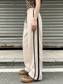 SHEIN 青少年女孩休閒街頭風圖案印花短袖T恤與長褲套裝 返校季 - 杏色 - 查看 2