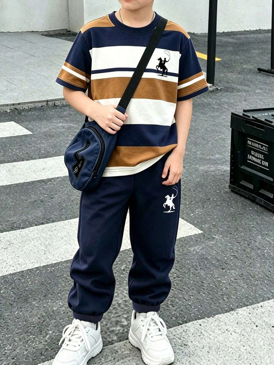 SHEIN 2件組青少年男孩時尚圓領短袖T恤與長褲套裝,印花條紋與時尚馬術圖案設計,適合假期派對、春夏秋季,休閒舒適,男孩夏季首選時尚休閒穿著2件套,春夏秋街頭穿搭,外出休閒穿搭,返校派對適用 - 彩色 - 查看 1
