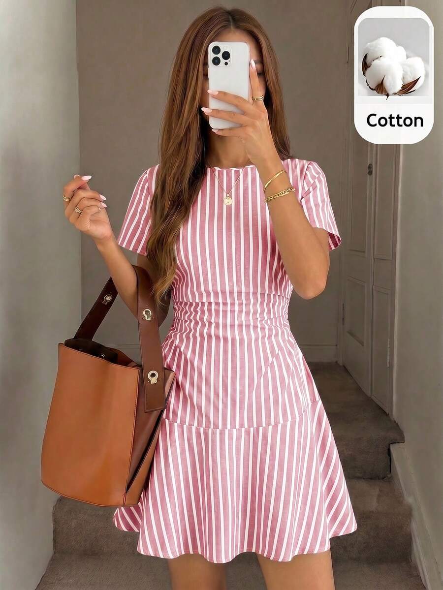SHEIN 青少年女孩 春/夏新款編織條紋圓領收腰優雅迷你派對洋裝 度假洋裝 條紋洋裝 優雅夏季洋裝 粉色與白色條紋洋裝 時尚洋裝 條紋迷你洋裝 夏季休閒洋裝 短袖洋裝 - 粉色 - 查看 1