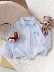 SHEIN Playful Pals 女童休閒仙女牛仔風白色條紋蝴蝶結口袋刺繡長袖鈕扣前襟柔軟襯衫上衣，適合上學、秋季、洗禮儀式 - 藍色 - 查看 9