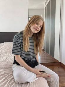 SHEIN 1件青少年女孩休閒時尚度假風圓領條紋蕾絲不對稱下擺短袖T恤上衣，適合日常通勤、購物、度假與旅行 - 黑色 - 查看 4