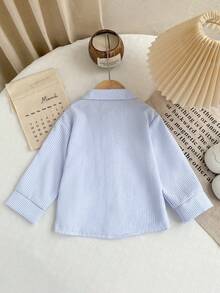 SHEIN Playful Pals 女童休閒仙女牛仔風白色條紋蝴蝶結口袋刺繡長袖鈕扣前襟柔軟襯衫上衣，適合上學、秋季、洗禮儀式 - 藍色 - 查看 3