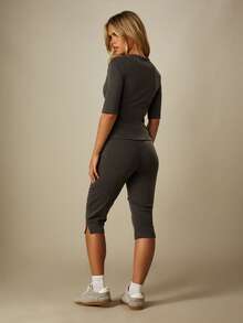 MISSGUIDED Conjunto de dos piezas con botones delanteros y mangas acodadas, pantalones capri de punto acanalado para un estilo casual elegante - Gris Oscuro - Ver 2
