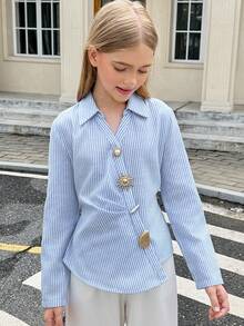 SHEIN Tween女孩休閒優雅長袖藍白條紋開衩襯衫上衣，寬鬆休閒極簡舒適日常學院風修身梭織條紋金屬鈕扣前開襟不對稱下擺抓褶上衣，返校季，女孩服飾，青少年女孩服飾，Tween女孩服飾，女孩服飾 - 藍色 - 查看 14