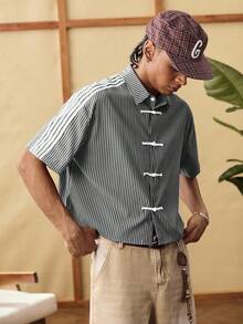 EASEVO Camisa de manga corta con botones delanteros y patrón de rayas de colores contrastantes para hombres de talla grande - Blanco y Negro - Ver 7